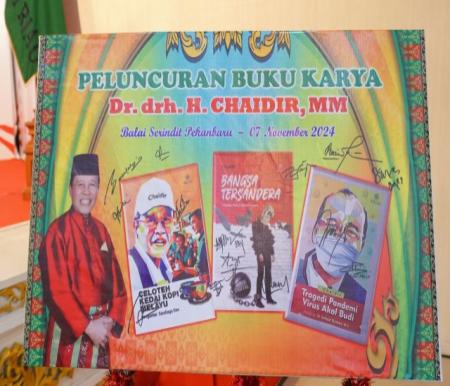 Tiga buku Ketum FKPMR Dr Chaidir (foto/Yuni)